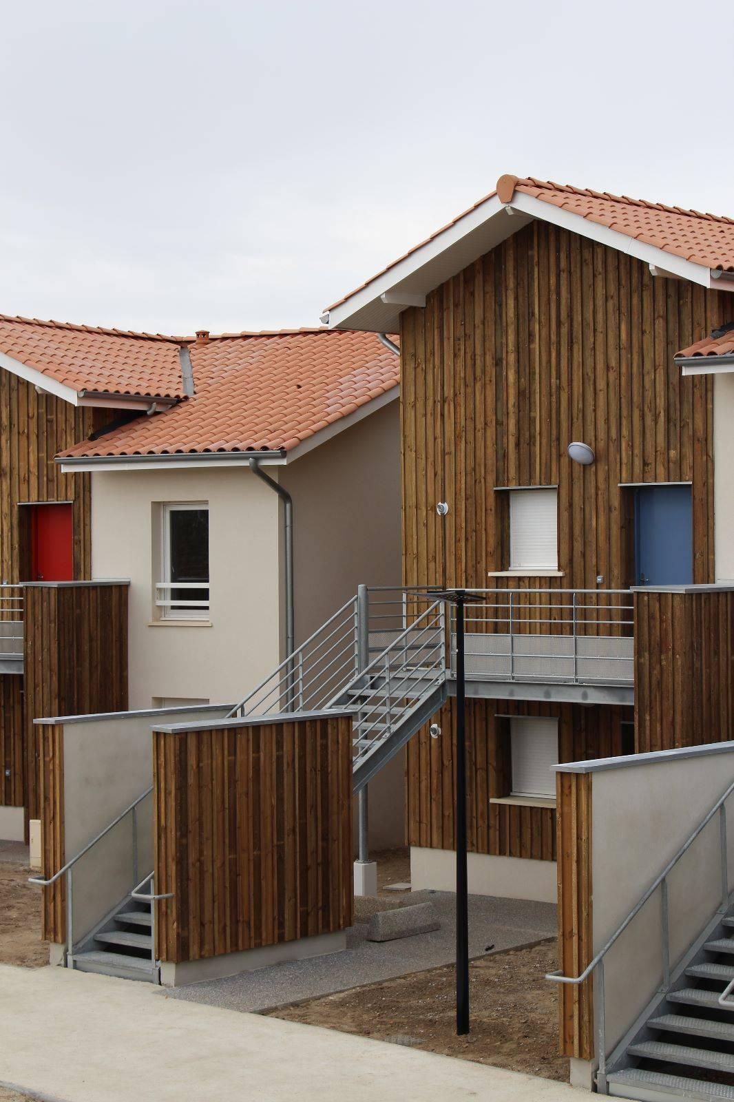 Bardage en douglas à pose verticale et rythme de toitures tuiles