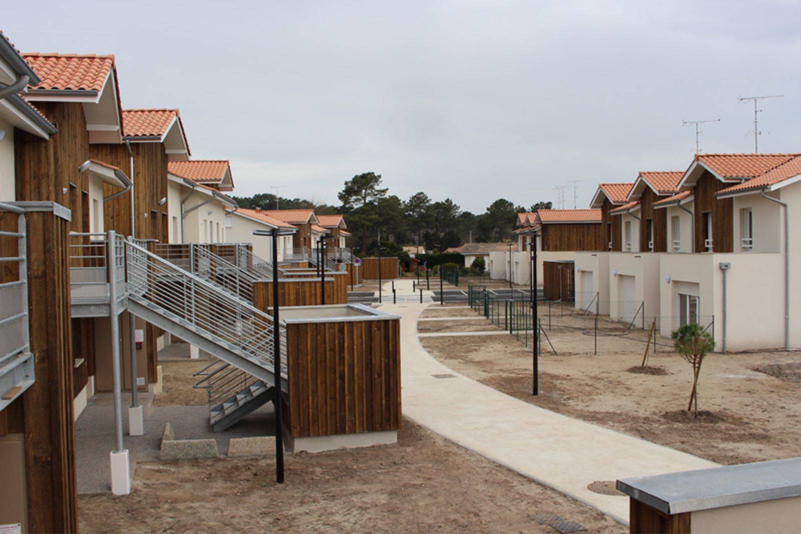 CERQUAL La Teste de Buch, voie piétonne et espace vert collectif entre bâtiments