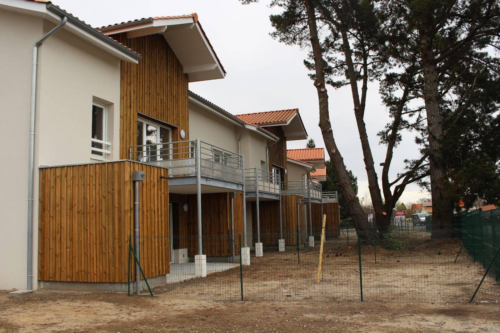 terrasse et annexe bois sur jardin
