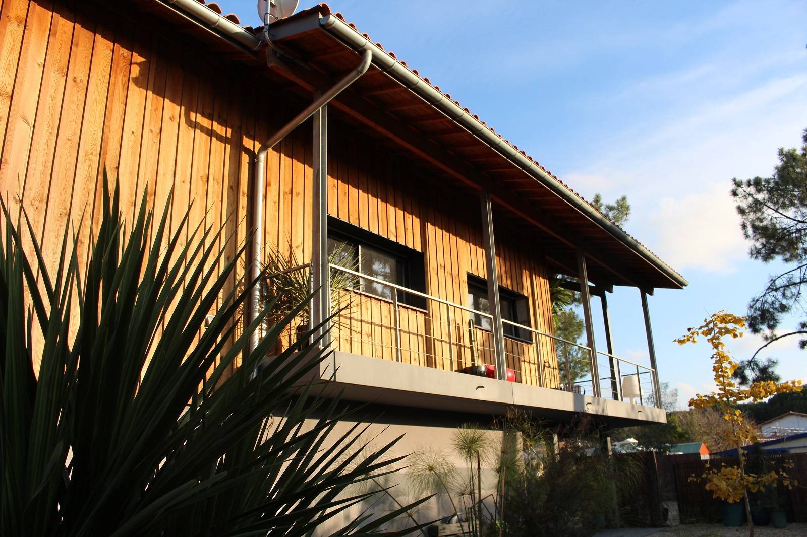 une villa sur pilotis sur le Bassin d'Arcachon, la coursive couverte