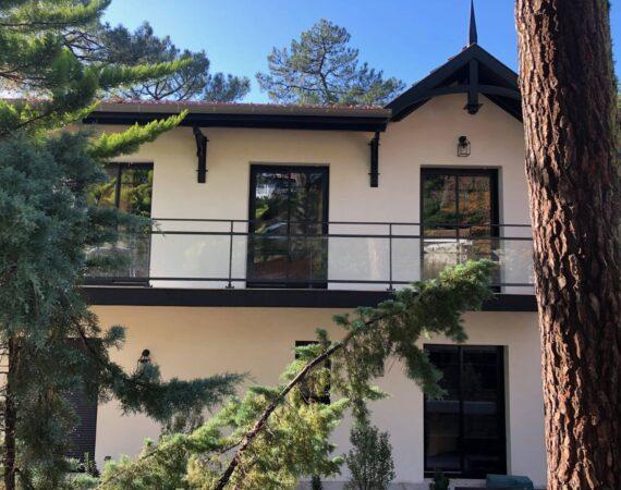 Extension, rénovation de façades d’une villa sur le Bassin par l’atelier KRIEGER architecte et maître d’oeuvre....