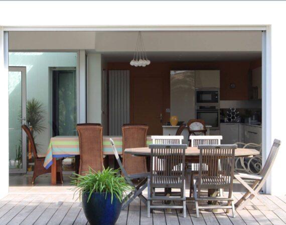 Extension d’une villa contemporaine par un architecte, Bassin d’Arcachon,, menuiserie à galandage