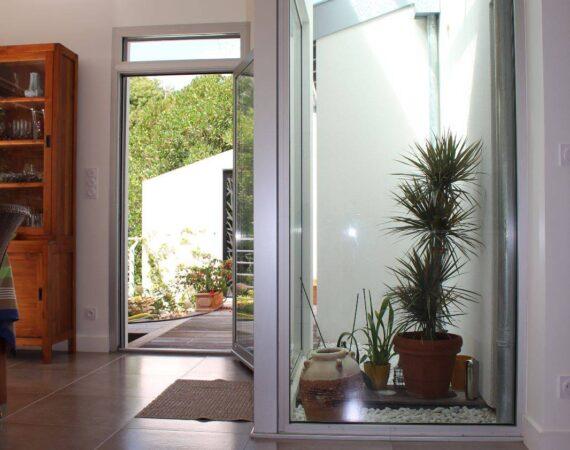 Extension d’une villa contemporaine par un architecte, Bassin d’Arcachon,, patio