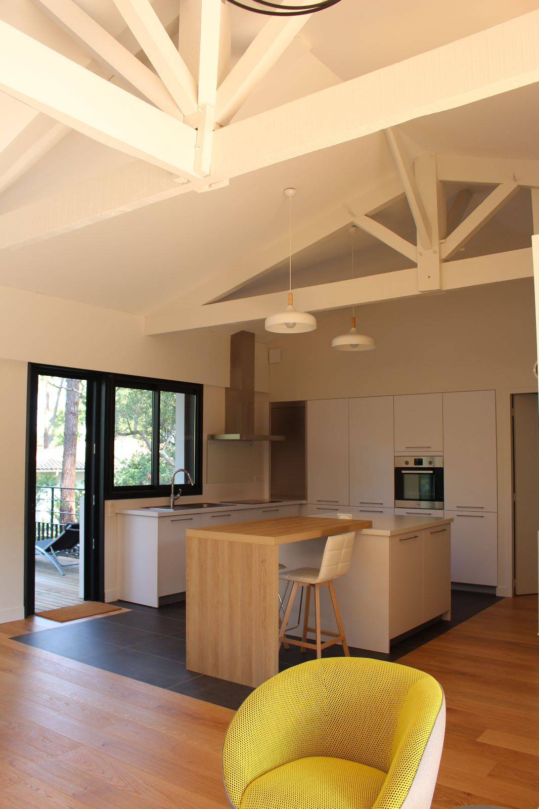 Rénovation d'une villa basque par un architecte sur le Bassin d'Arcachon, la cuisine ouverte