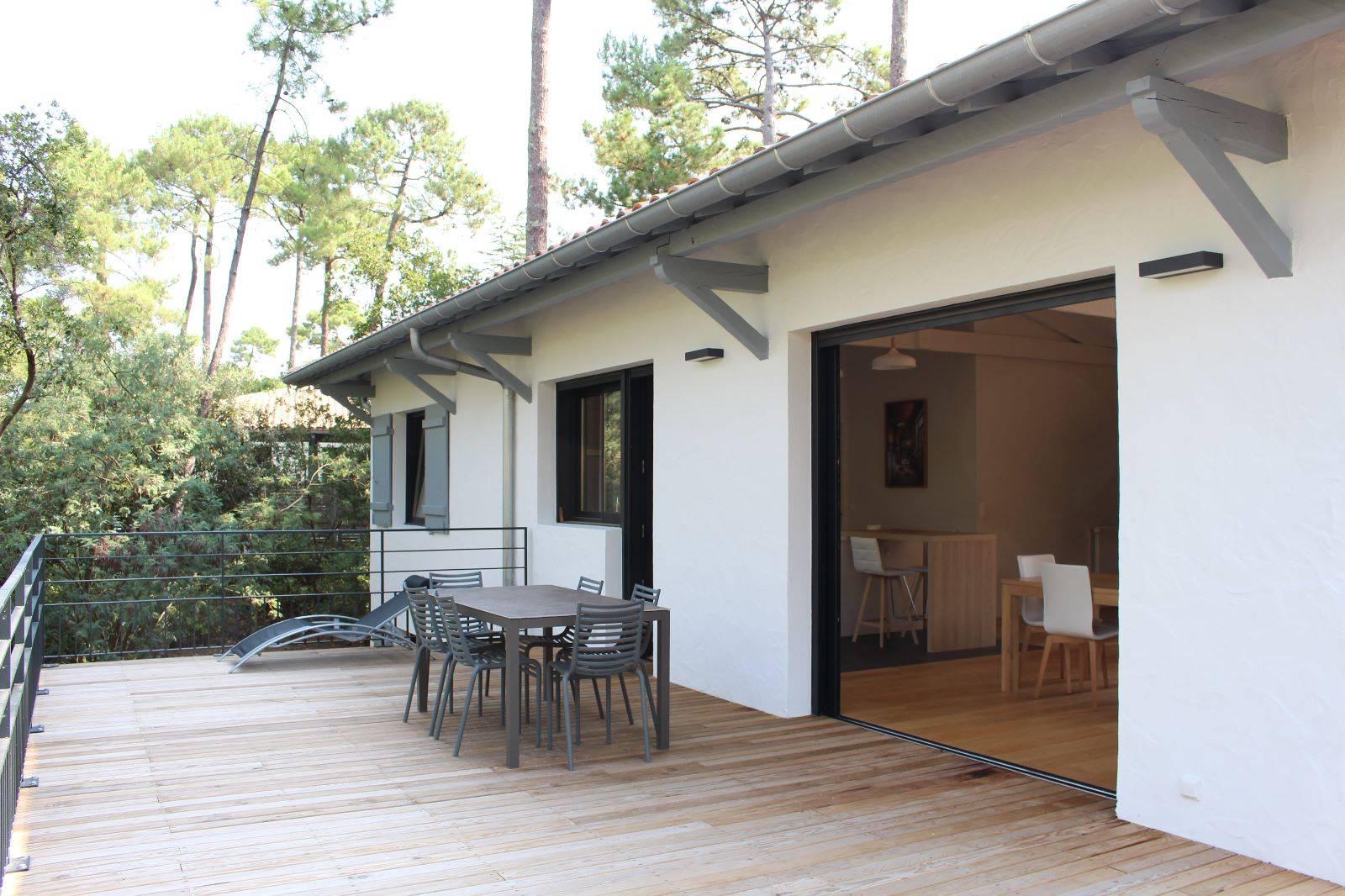 Rénovation d'une villa basque par un architecte sur le Bassin d'Arcachon, la nouvelle terrasse bois