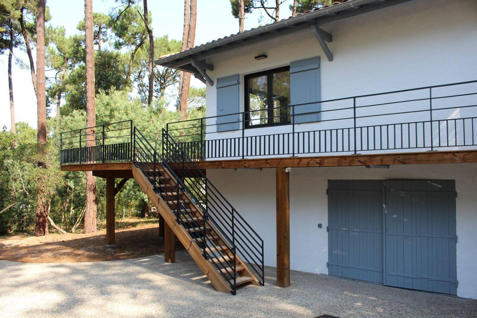 Rénovation d'une villa basque par un architecte sur le Bassin d'Arcachon, terrasse bois et garde-corps acier