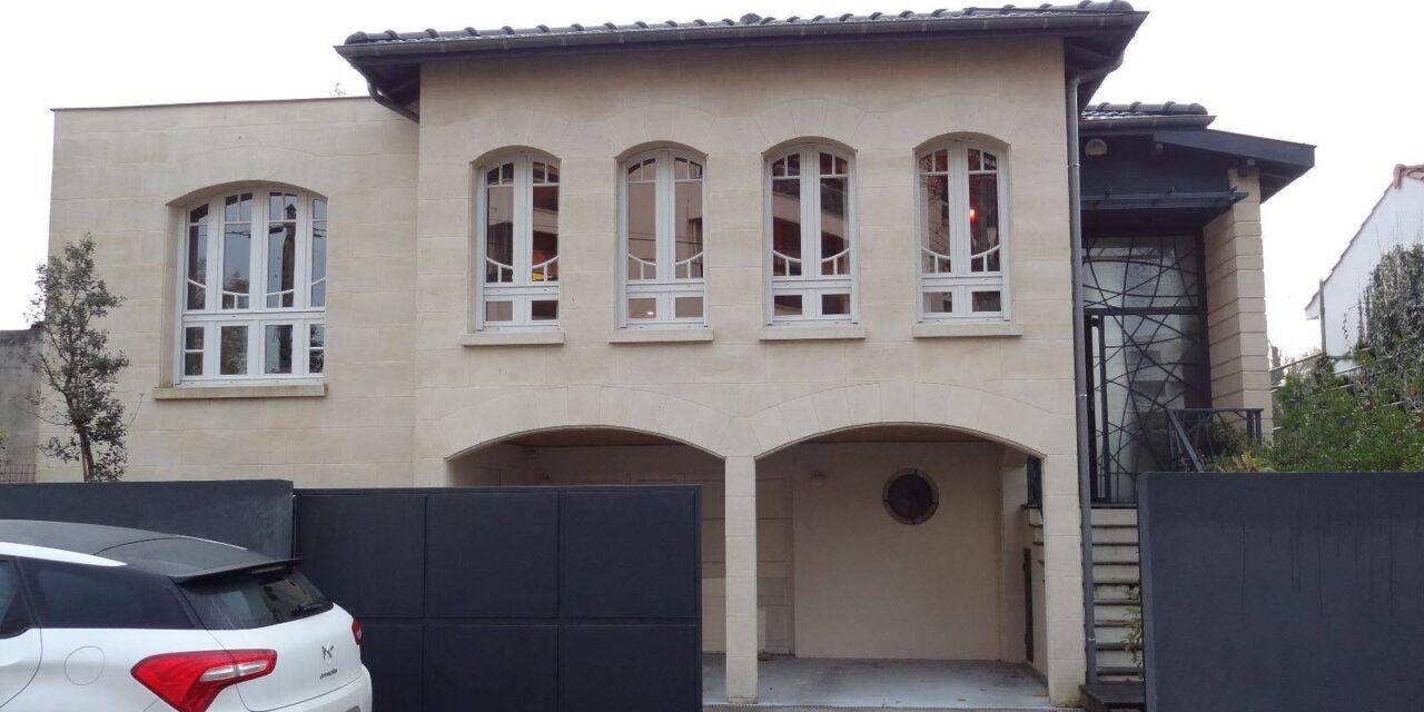 Rénovation et extension d'une maison de ville par un architecte à Bordeaux, parement pierre sur façade après travaux