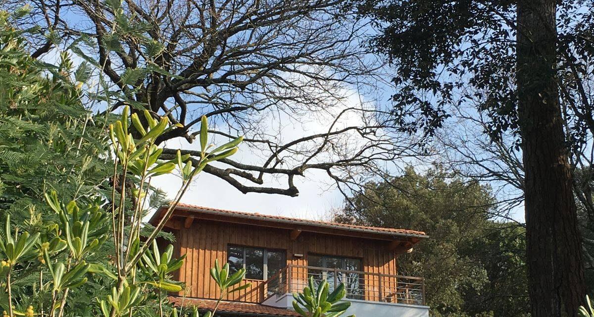 Rénovation et surélévation en ossature bois par un architecte d’une villa basque sur le Bassin d’Arcachon