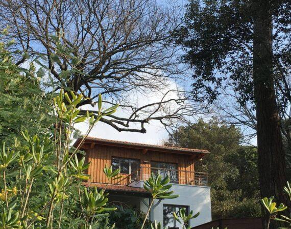 Rénovation et surélévation en ossature bois par un architecte d’une villa basque sur le Bassin d’Arcachon