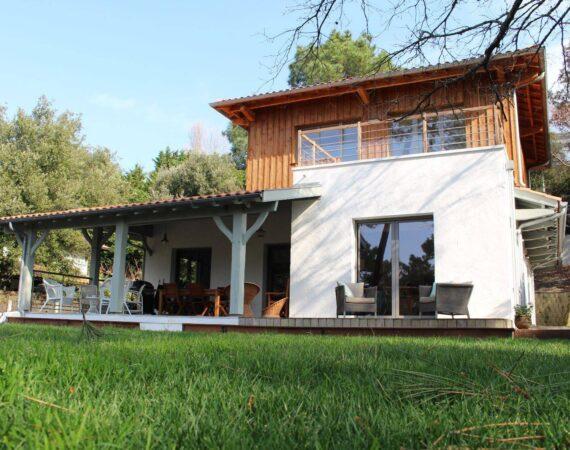 Rénovation et surélévation en ossature bois par un architecte d'une villa basque sur le Bassin d'Arcachon, terrasse vue bassin