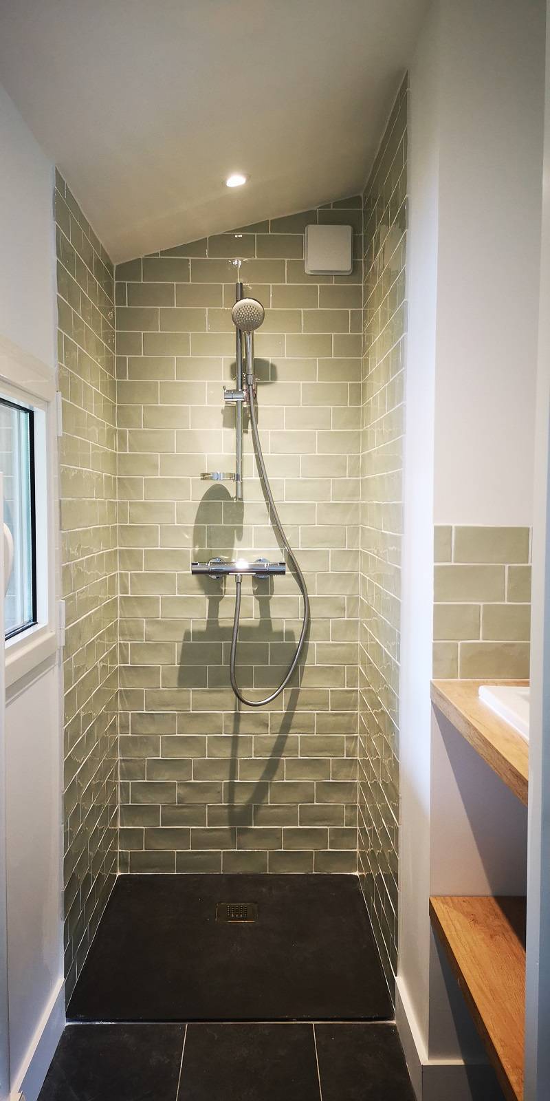 rénovation d'une villa basque traditionnelle par un architecte, une salle d'eau sous les combles