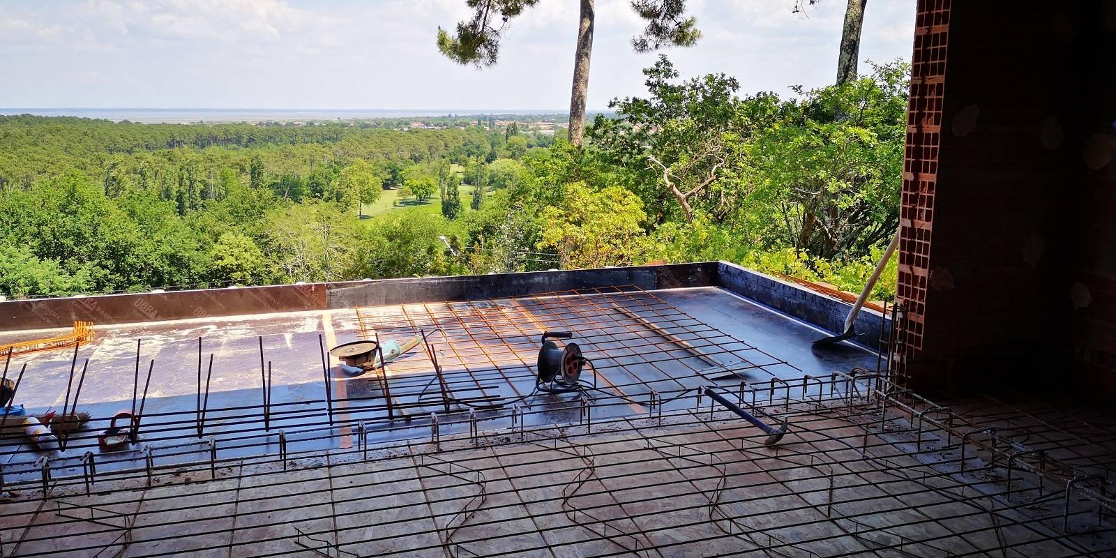 rénovation et extension d'une villa sur un terrain en pente sur le bassin d'arcachon, ferraillage du balcon vue bassin